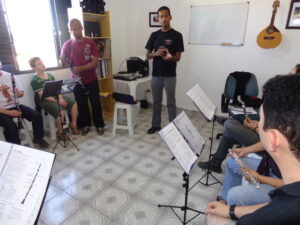 Aula de flauta e clarinete sendo mestrada na Escola de Choro Souza Eurico