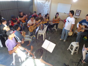 Aula de violão sendo mestrada na Escola de Choro Souza Eurico