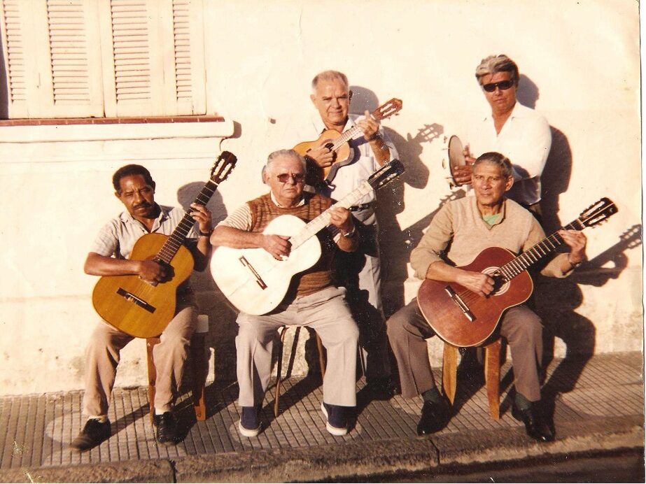 Foto antiga contendo cinco músicos segurando seus instrumentos